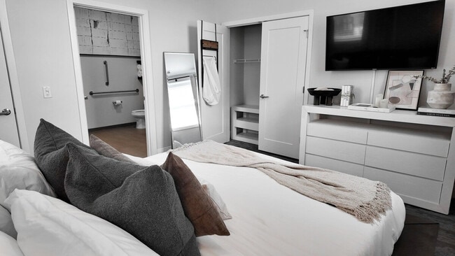 Building Photo - 1424 N Park Pl