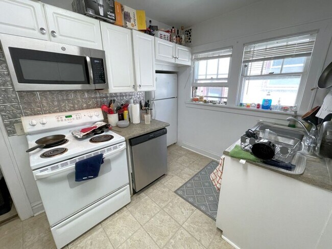 Building Photo - 33 Lathrop St