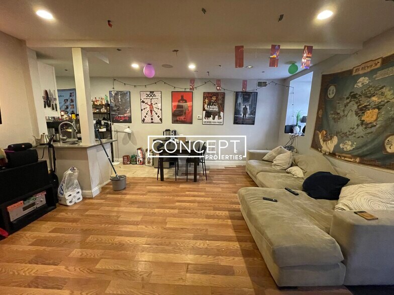 Building Photo - 721 Parker St