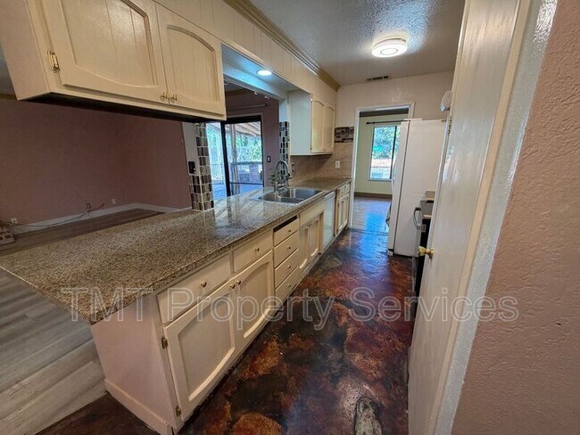Building Photo - 930 Graywood Cir