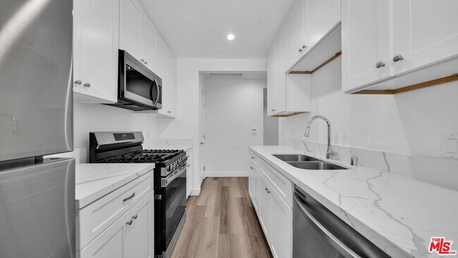Building Photo - 126 S Manhattan Pl