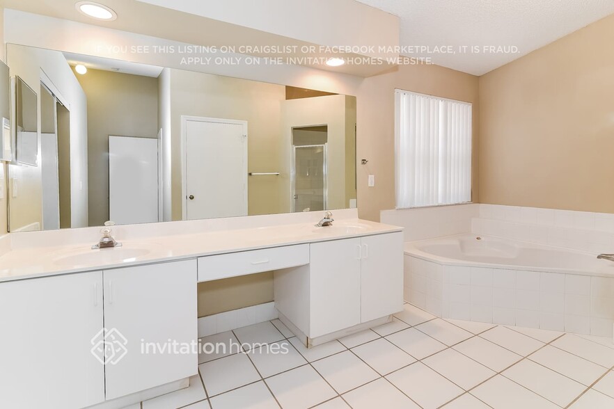 Building Photo - 5027 SW 35th Way