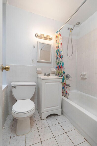 Building Photo - 335 E 94th St