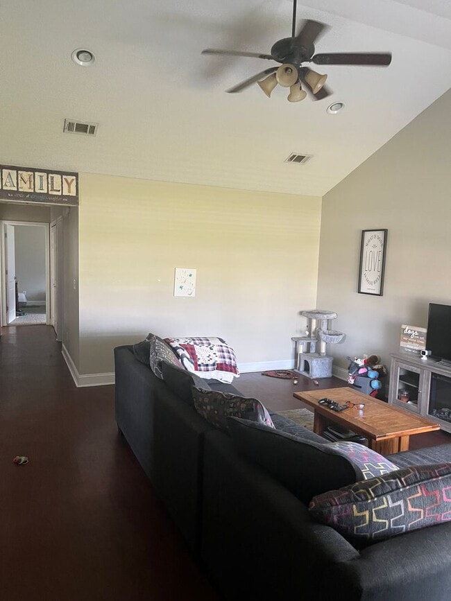 Building Photo - FOR RENT 3 Bed 2 bath Pet friendly home