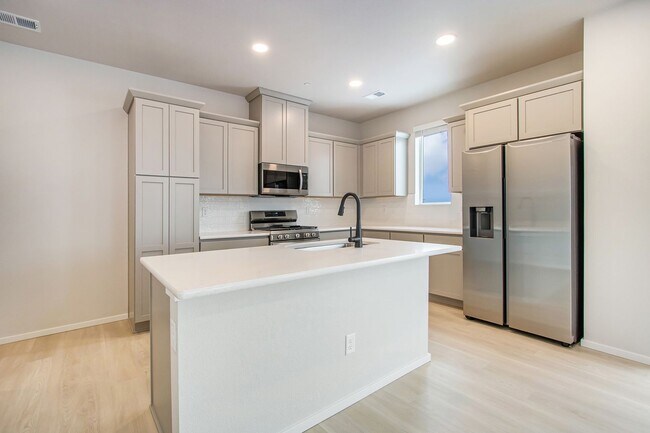 Building Photo - Luxury Rowhouse w/ Over-sized Garage