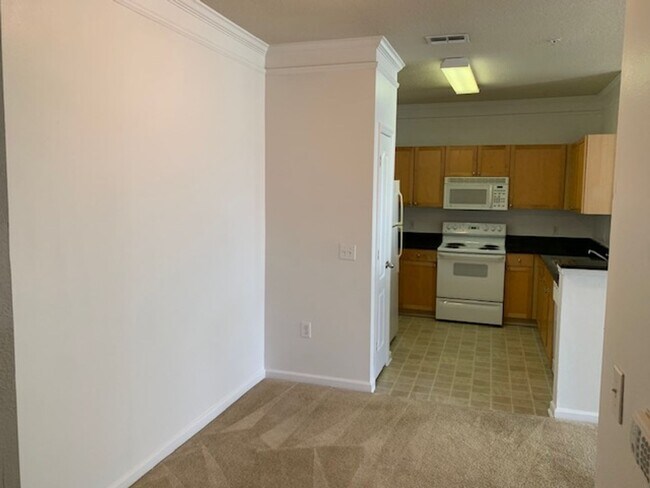 Building Photo - Condo for rent - 3rd floor in gated community