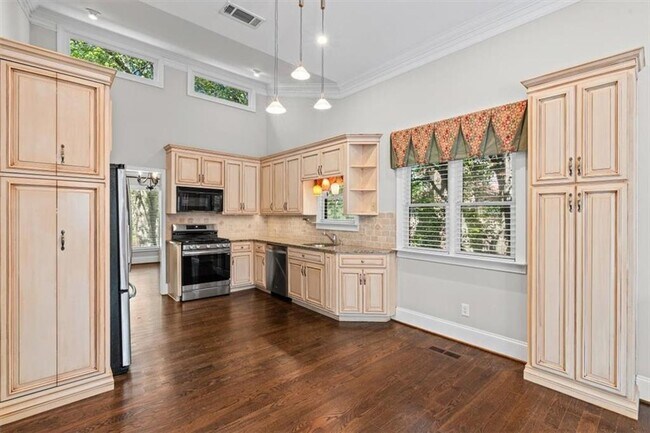 Building Photo - 2420 Castle Ln NE