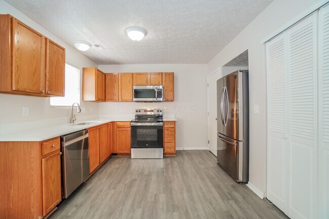 Building Photo - 1852 Meadowlawn Dr