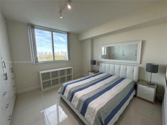 Building Photo - 1861 NW S River Dr