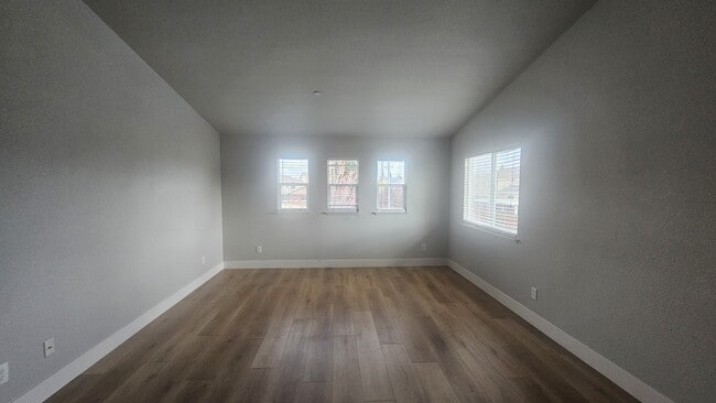 Building Photo - 3157 Rogue River Dr