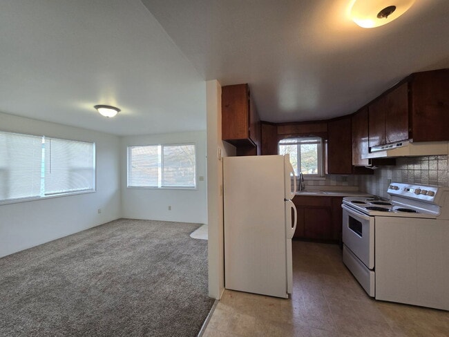 Building Photo - 633 NE Channon Ave