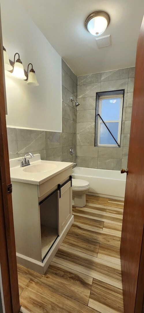 Building Photo - 1453 N Lotus Ave