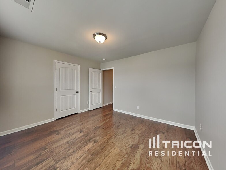 Building Photo - 832 Foxdale Dr