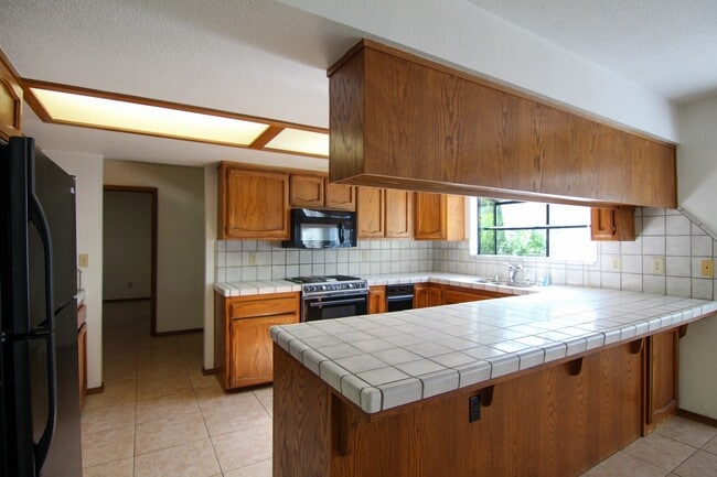 Building Photo - Spacious Home Between Redding and Anderson