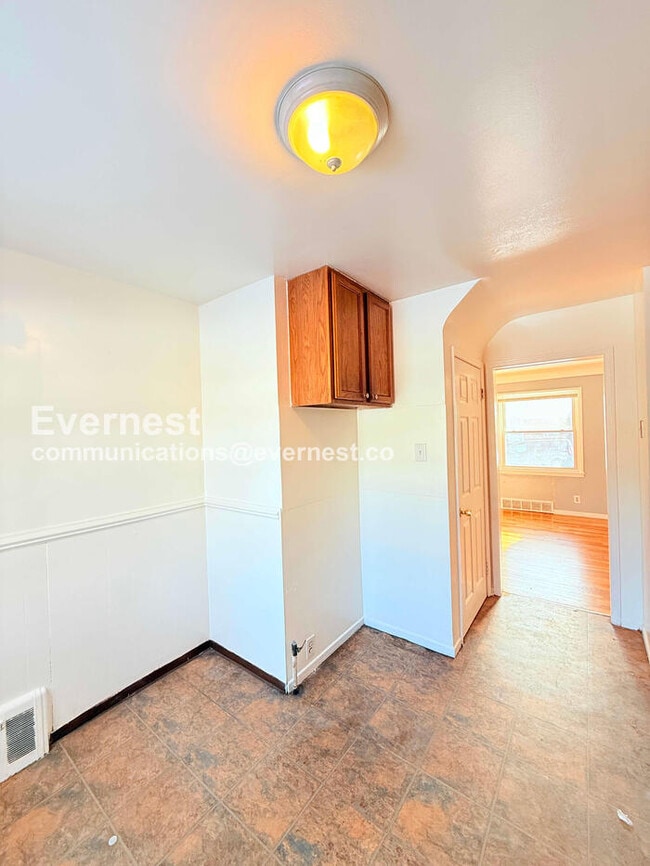 Building Photo - 2 Bed/1 Bath Home with Laundry Hookups / Pet-Friendly / Vouchers Accepted / Available Now!