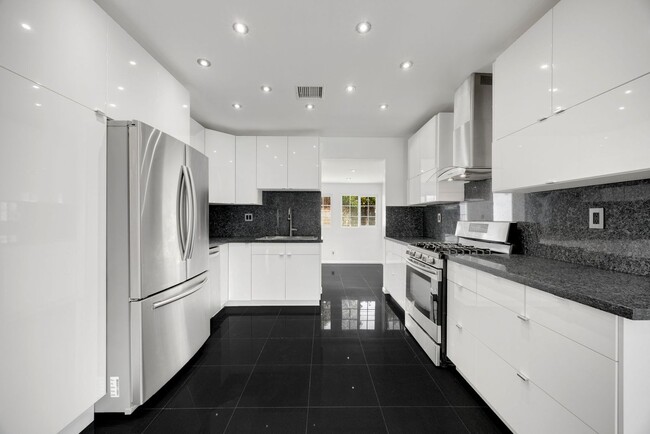 Building Photo - Adorable 2 Bed / 1 Bath