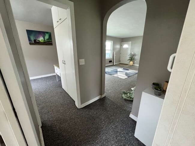 Building Photo - 2 bed, 1 bath home for rent in Hudson available IMMEDIATELY