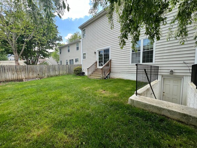 Building Photo - Impressive 4 Bedroom 3.5 Single-Family Hom...