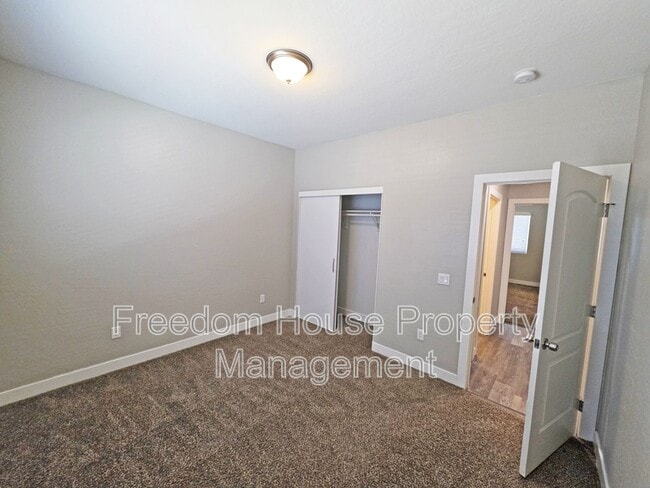 Building Photo - 1121 Sixshooter Ave