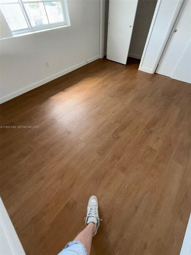 Building Photo - 13700 NE 6th Ave