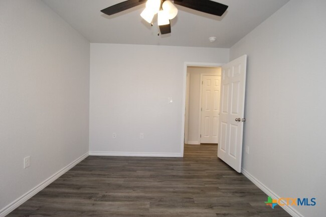Building Photo - 134 Wind Ridge Dr