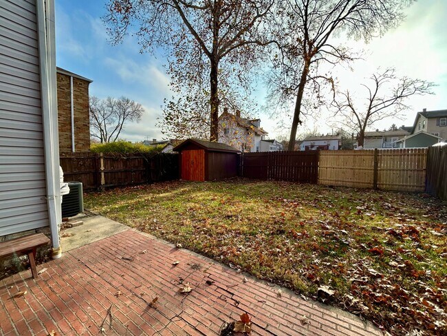 Building Photo - PLEASANT RIDGE - Huge Meticulous 2 bed 2 story home.  Fenced yard.