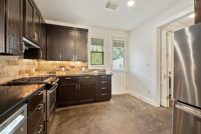 Building Photo - Beloved 3 Bedroom, 2.5 Bath Home in Brentwood