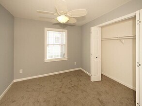 Building Photo - Charming 2-Bedroom Retreat in Vibrant Charleston  Perfect for Cozy Living!