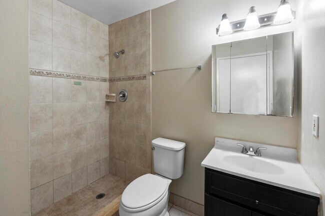 Building Photo - 818 Meadows Cir