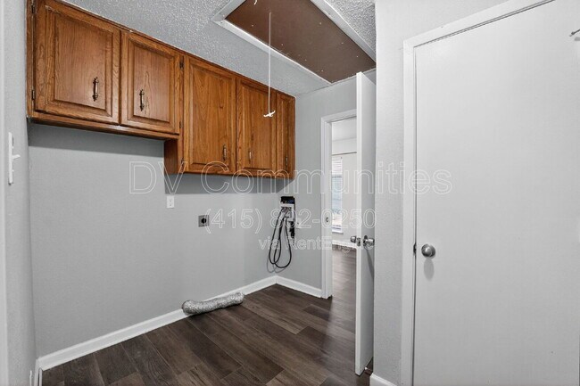 Building Photo - 936 N Las Vegas Trail