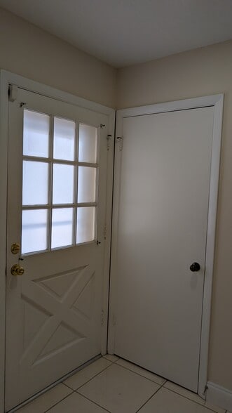 entry - 6909 Lake Place Ct