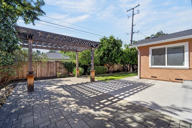 Building Photo - 879 S Knickerbocker Dr