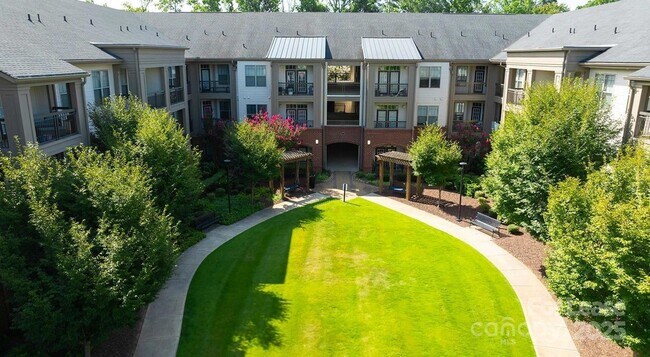 Building Photo - 10624 Parrish St