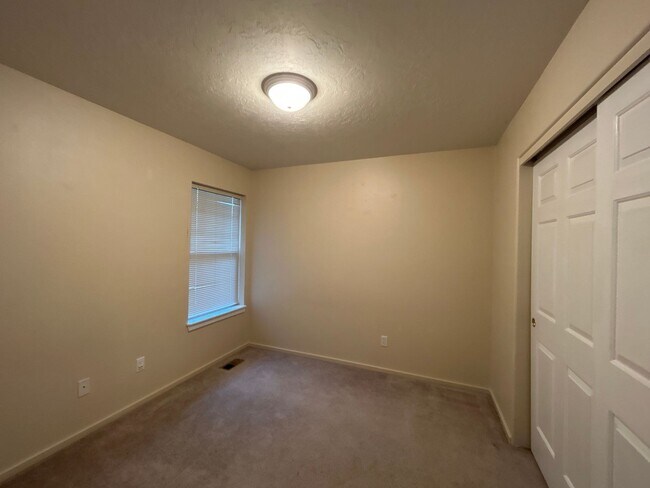 Building Photo - 3 Bedroom / 2 Bathroom Home in NE Madras