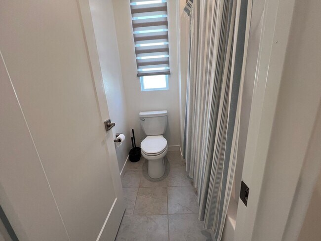 Building Photo - Beautiful furnished 4 bedroom Townhouse!