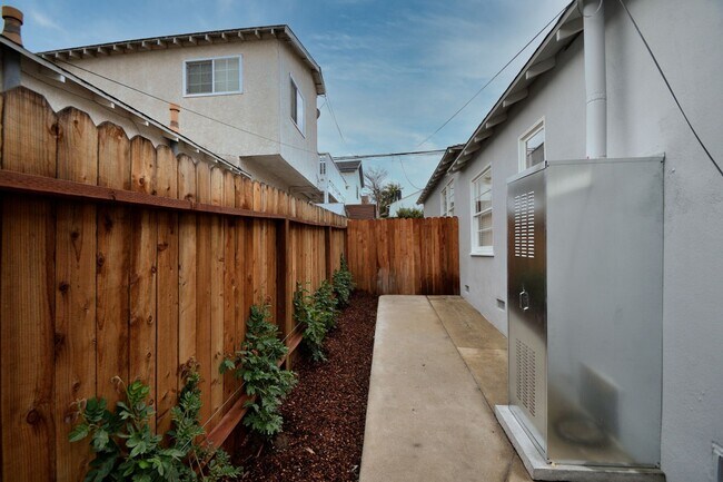 Building Photo - 1350