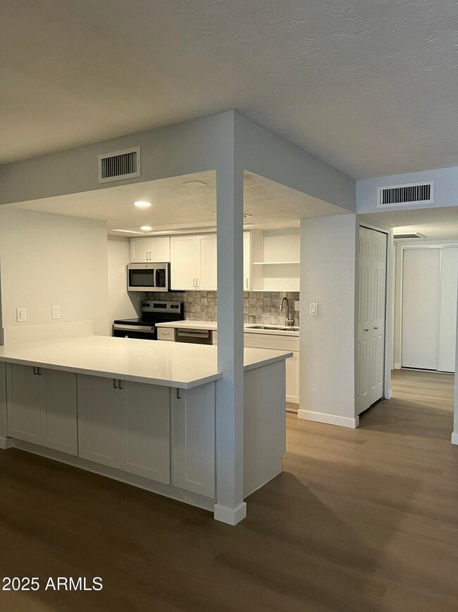 Building Photo - 540 E Royal Palms Dr