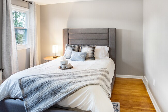 Building Photo - 193 Thistle Lea