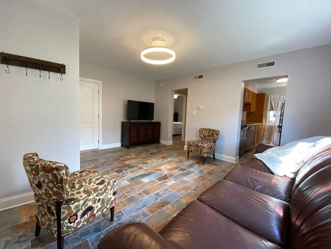 Building Photo - 502 Grandview Ct