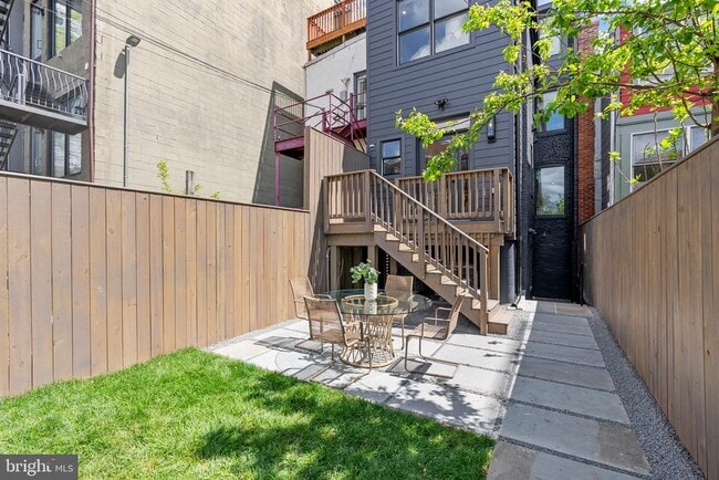 Building Photo - 2460 Ontario Rd NW