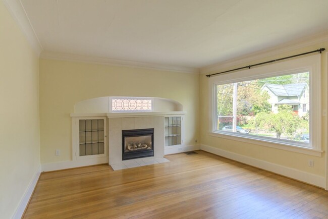 Building Photo - 3Bd/1.75Ba Seattle House