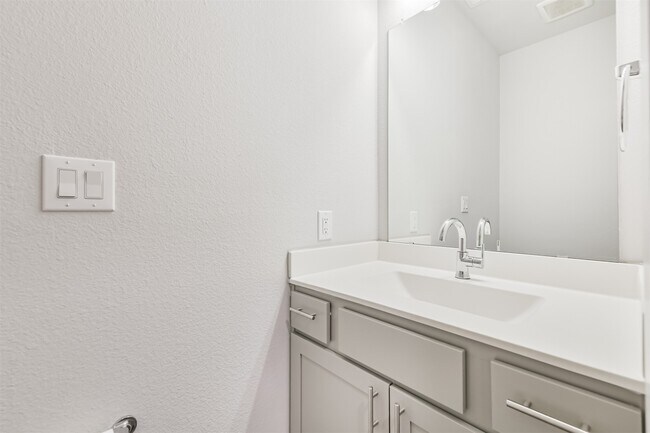 Building Photo - 13083 Clear View Dr