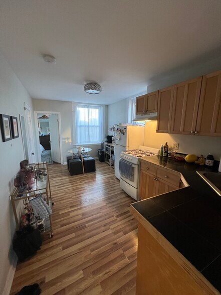 Building Photo - 462 Park Dr