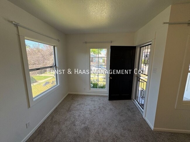 Building Photo - 926 Newport Ave