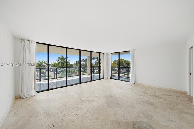Building Photo - 2575 S Bayshore Dr