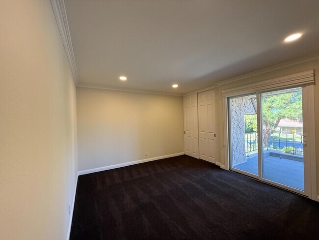 Building Photo - 285 Casitas Bulevar