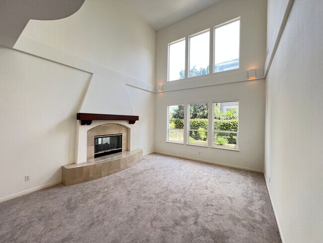 Building Photo - Luxury En Suite Living & Panoramic Views