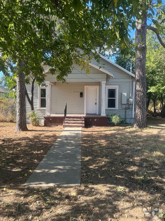 Building Photo - East Waco, Corner lot, Large backyard