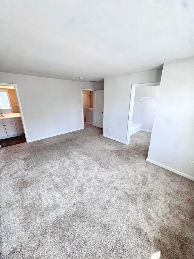 Building Photo - NEWER THREE BEDROOM TOWNHOME