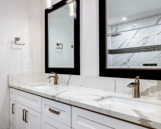 Building Photo - 1327 Crestview Ct